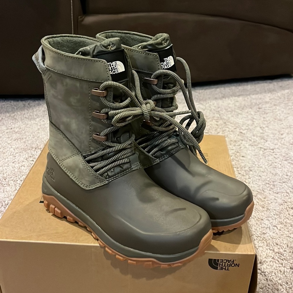 The North Face Yukiona Mid Winter snow Boots tarmac green new Women’s Size 6.5